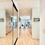 100m2 Luxury Skyscraper With Amazing View Over